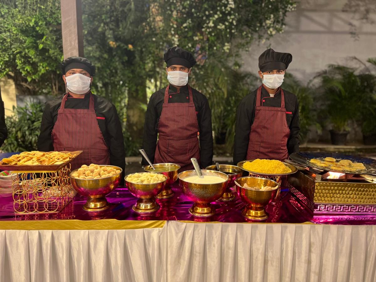 Sukhdev Caterers chef team plating live counters at a Bangalore wedding